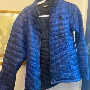 Thin & warm North Face puffer black & blue iridescent outter, black innner Sz M